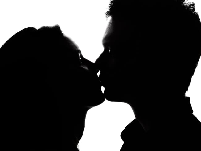 Un beso podría causarte esclerosis múltiple: Esto encontraron científicos suecos sobre la mononucleosis