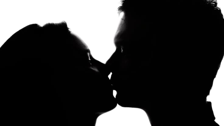 Un beso podría causarte esclerosis múltiple: Esto encontraron científicos suecos sobre la mononucleosis