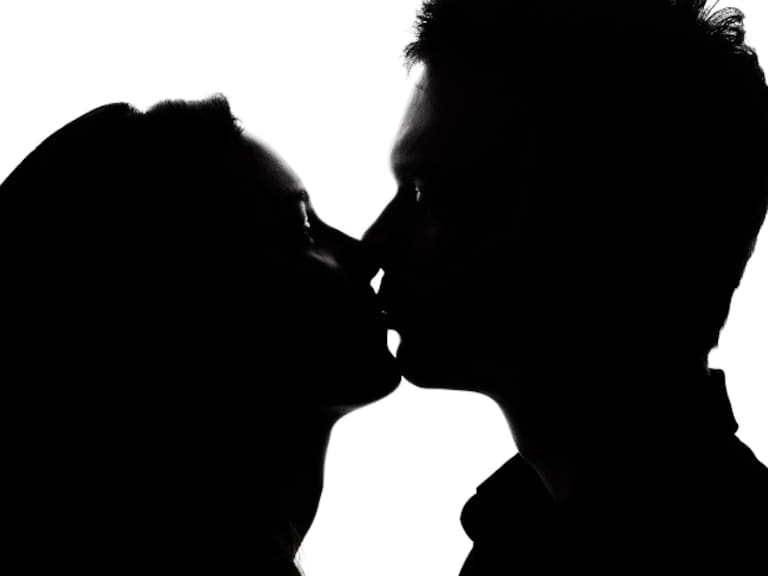 Un gesto tan común como un beso puede transmitir el virus de Epstein-Barr, la "enfermedad del beso", vinculado ahora por científicos suecos con el desarrollo de la esclerosis múltiple.