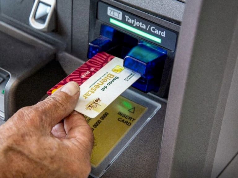 Adulto mayor cobrando su pensión en un cajero automático para la cuesta de enero 2026.