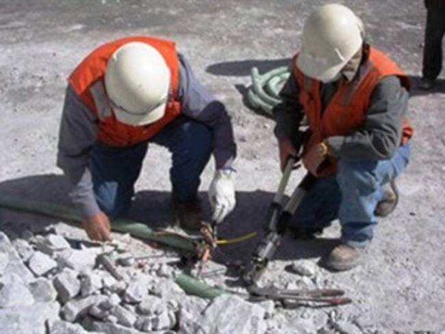 Inician pruebas con cápsula para sacar a mineros chilenos