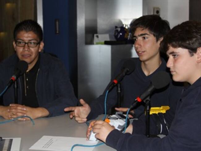 La juventud preocupada por la sociedad 'Robot para sordo mudos'