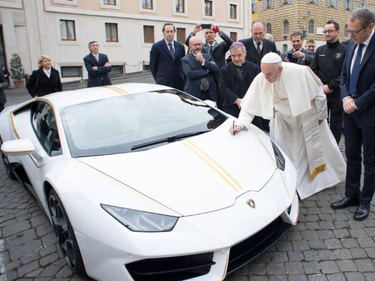 Regalan un Lamborghini al Papa Francisco
