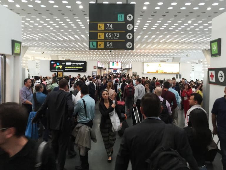 Mexicano varado en España denuncia a aerolínea por reventa de boletos