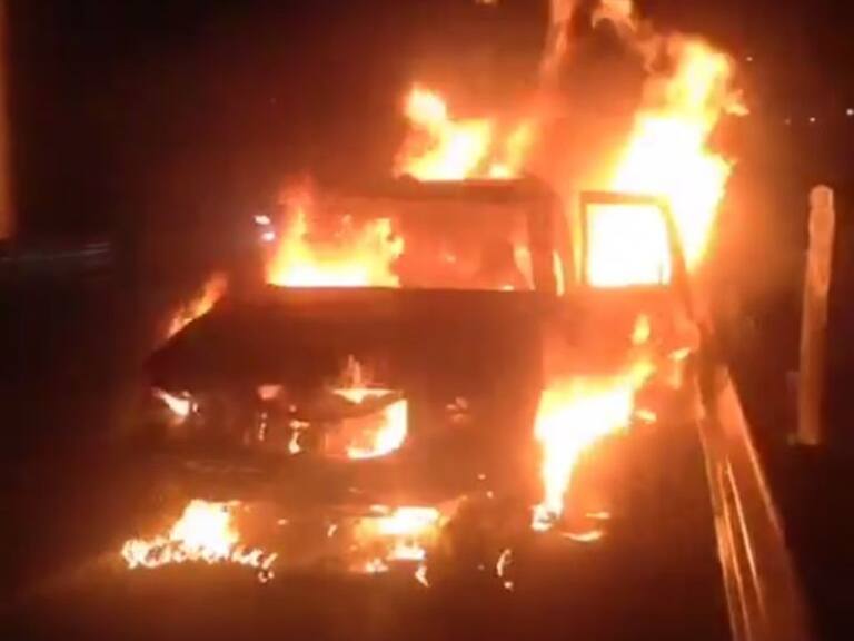 Se incendia camioneta en carretera libre Guadalajara - Colima