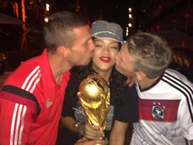 Rihanna festeja campeonato con jugadores alemanes