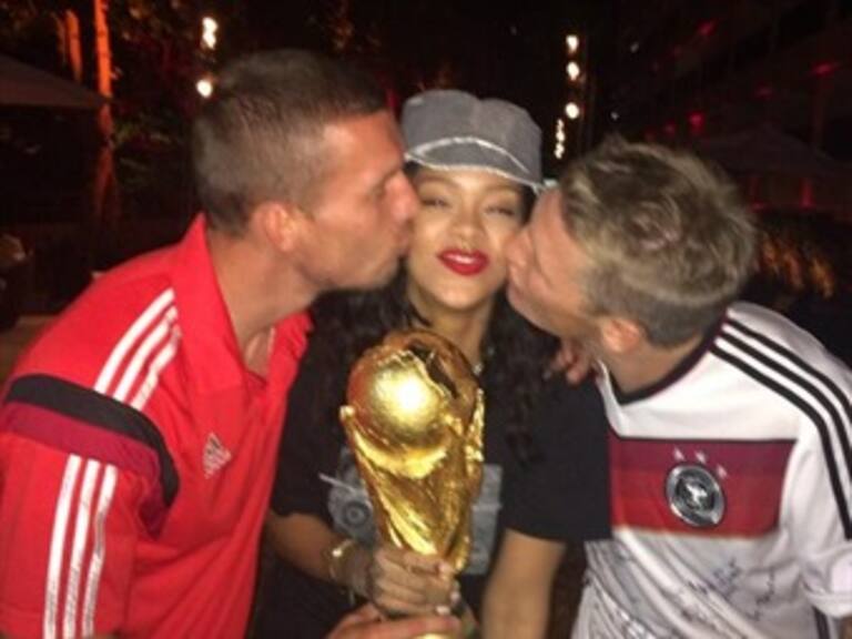 Rihanna festeja campeonato con jugadores alemanes