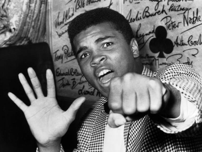 Muhammad Ali quizá sea el deportista más épico de la historia. El ex boxeador estadounidense es recordado por su activismo político y conciencia social en la lucha por la igualdad y los derechos de la gente de color.