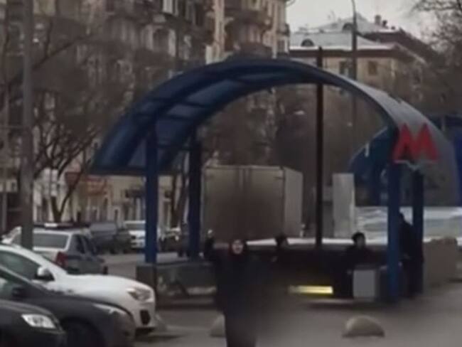 Se pasea por Moscú con la cabeza de una niña de 4 años al grito de "soy una terrorista"