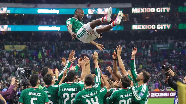 Gana México a Ecuador y la gente se desborda en el Ángel de la Independencia para festejarlo