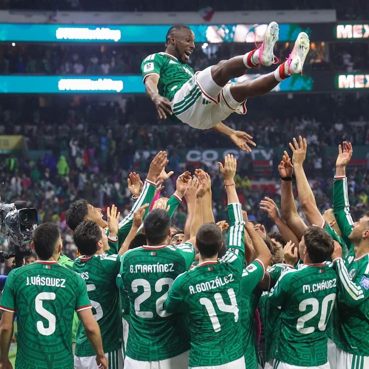 Gana México a Ecuador y la gente se desborda en el Ángel de la Independencia para festejarlo