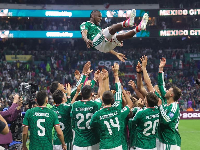 Con dos goles de un gran partido ante Ecuador, la Selección Mexicana llega a octavos de final en la Copa Mundial de Futbol FIFA 2026 y el festejo en el Ángel no se hizo esperar.