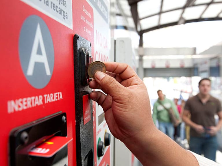 La Beca de Transporte a universitarios ofrece un apoyo económico de $1,500 pesos a estudiantes que utilizan el transporte público en la Ciudad de México.