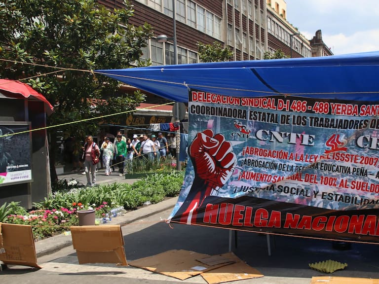 CNTE no levanta la huelga y analiza llevar el plantón a Paseo de la Reforma
