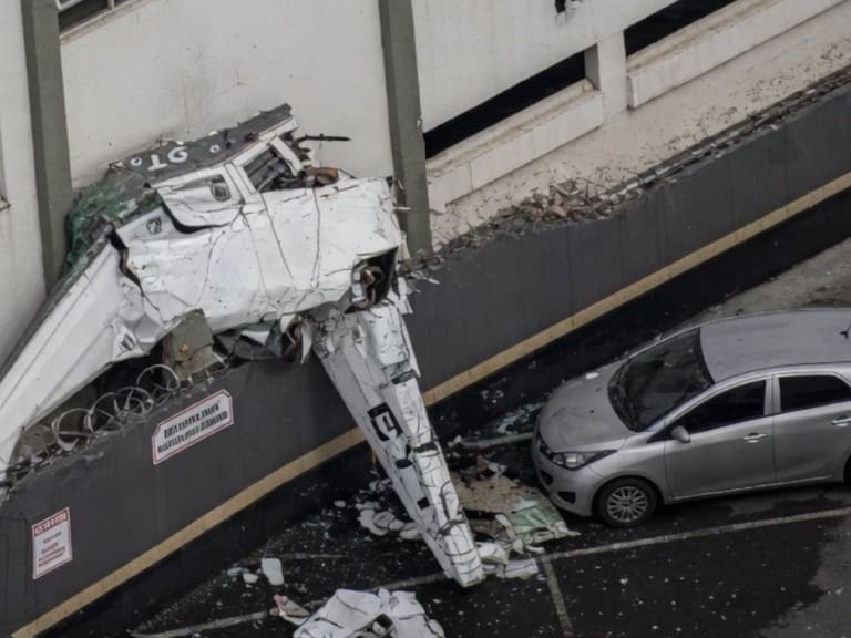 El choque de una avioneta contra un edificio en Brasil dejó 2 muertos y 3 heridos. X