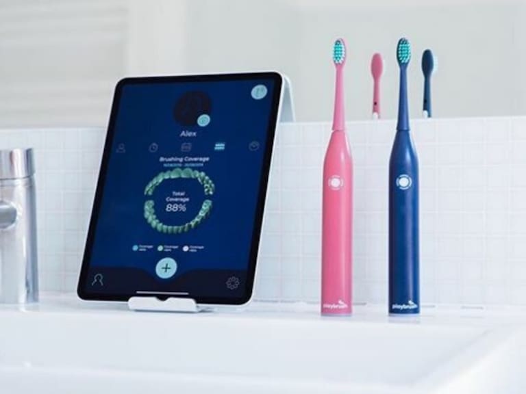Cepillo ayuda a niños a limpiarse los dientes mediante videojuegos