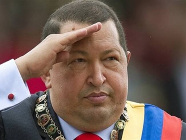 Un Chávez con salud quebrantada inscribe candidatura