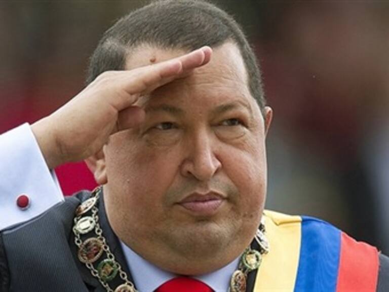 Un Chávez con salud quebrantada inscribe candidatura