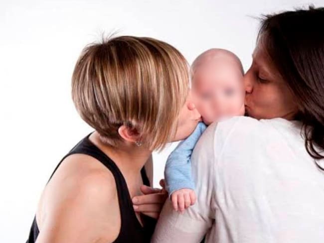 Uniones lesboparentales tienen derecho al reconocimiento de sus hijos: SCJN