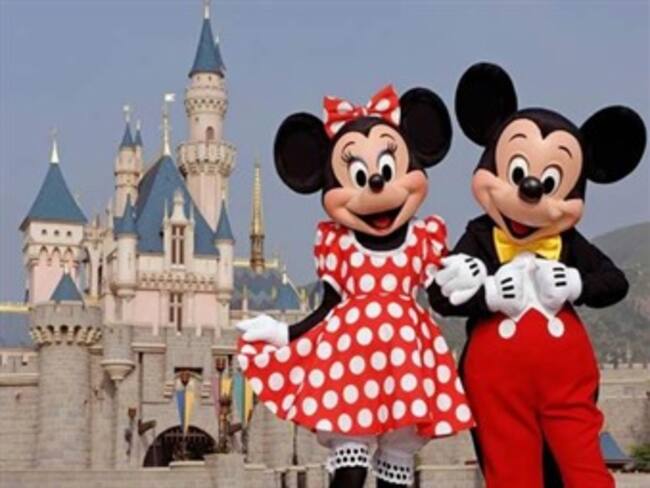 Demandan a Disneylandia por quemaduras a niño con queso derretido