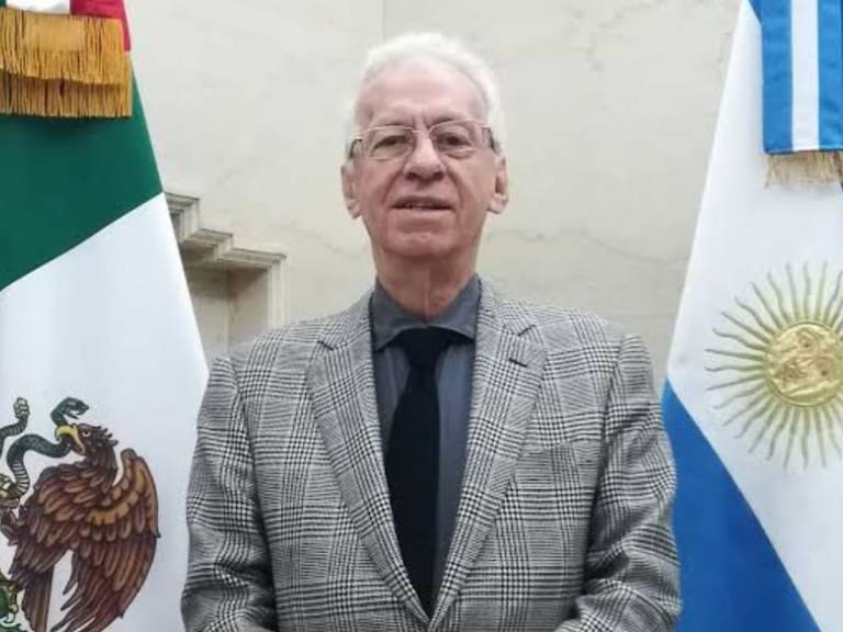 Embajador regresa a México tras presunto robo de libro en Argentina