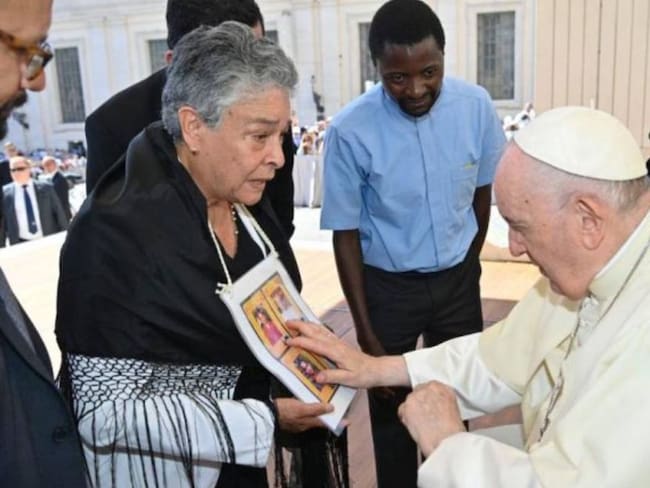 Papa Francisco bendice a madre buscadora mexicana