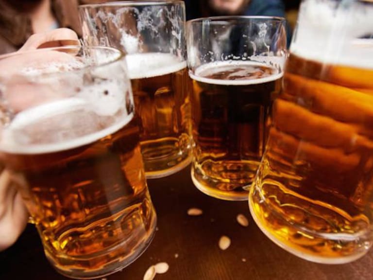 Beber cerveza ayudará a reducir el estrés y envejecimiento del trabajo