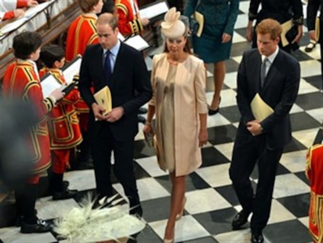 Reaparece Kate Middleton en misa conmemorativa de la reina Isabel II