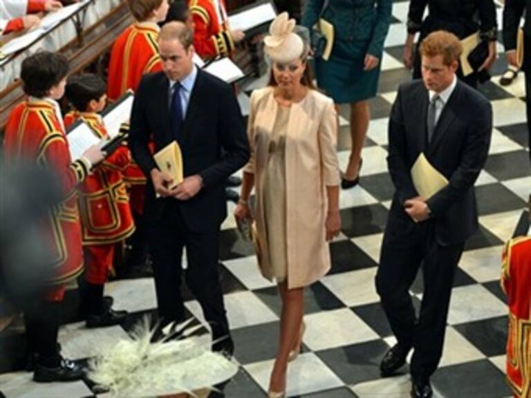 Reaparece Kate Middleton en misa conmemorativa de la reina Isabel II