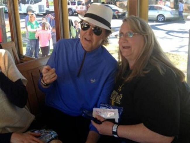 Canta Paul McCartney a pasajeros de tren en Nueva Orleáns