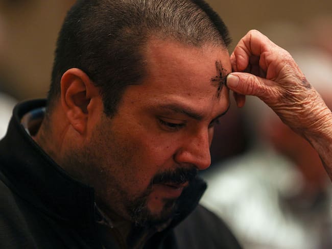 Miércoles de Ceniza 2026: ¿Cuándo hay que asistir a misa para ponerse la cruz en la frente?