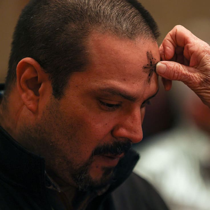 Miércoles de Ceniza 2026: ¿Cuándo hay que asistir a misa para ponerse la cruz en la frente?