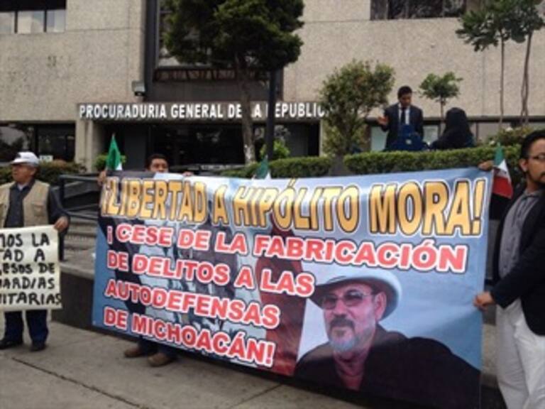 Exige grupo de personas libertad de Hipólito Mora frente a la PGR
