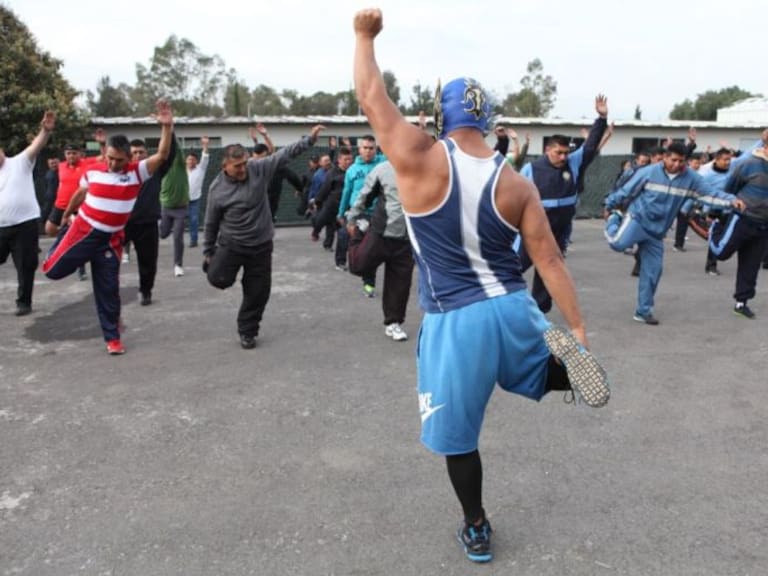 Luchadores entrenan a policías para combatir la delincuencia en la CDMX