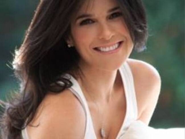 Amadrinan Rebecca de Alba y Martha Debayle muestra fotográfica