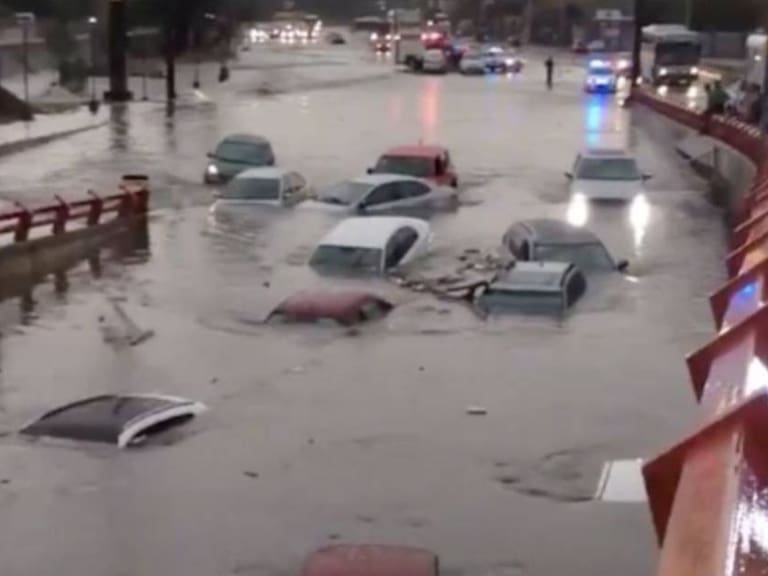 Autos quedan bajo el agua por inundaciones en Monterrey