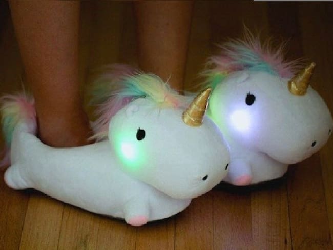 Crean pantuflas de unicornio que se prenden cuando las usas