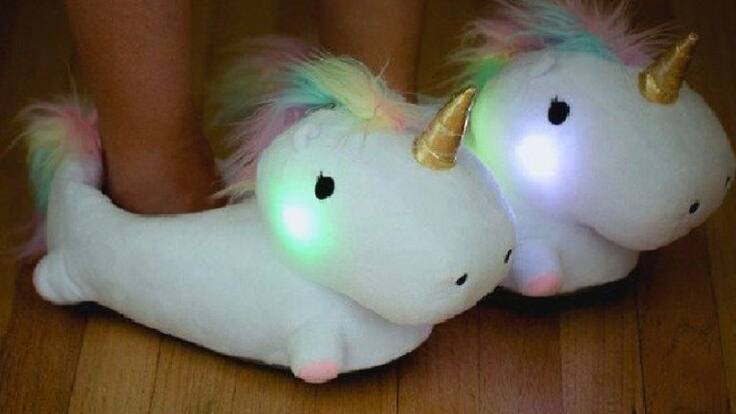 Crean pantuflas de unicornio que se prenden cuando las usas