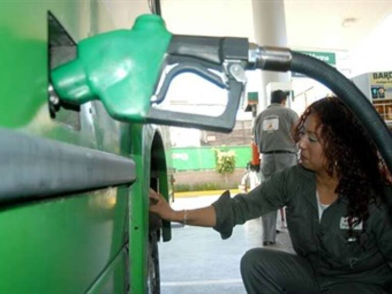 Responsable, desliz en precio de gasolina: Hacienda