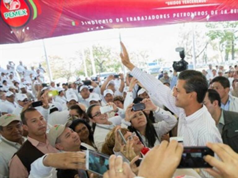 Defiende EPN prestaciones de petroleros