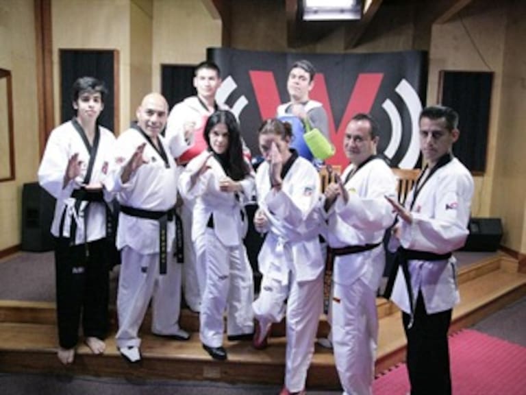 Le dan a Martha Debayle clases de taekwondo