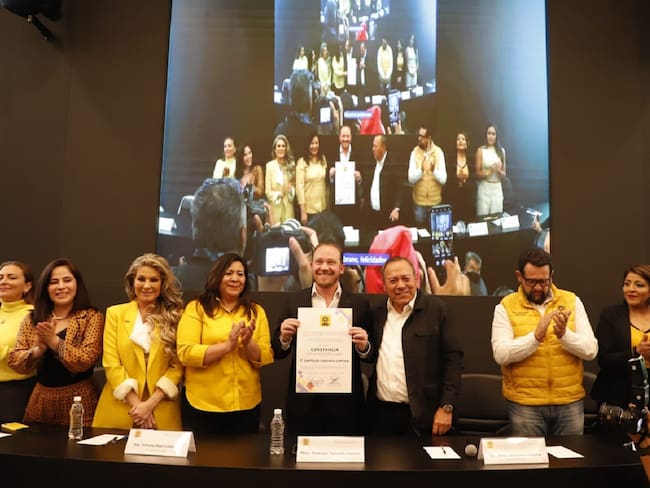 Santiago Taboada recibe constancia como candidato único por el PRD al gobierno de CDMX