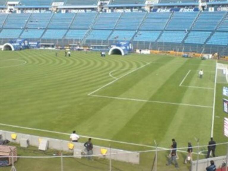 Inicia retiro de malla en el Estadio Azul