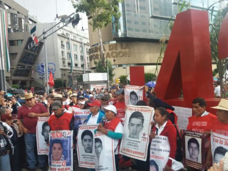 Marchan por dos años de Ayotzinapa