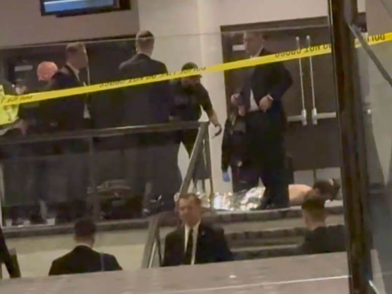 Un agente resultó herido pero sobrevivió al ataque. X