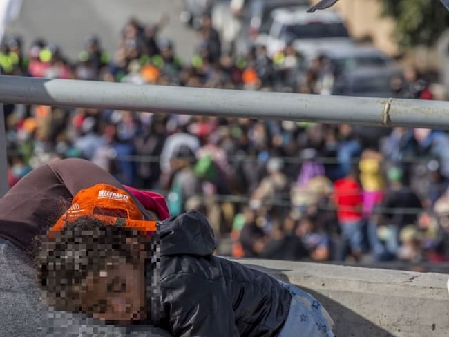 Migrantes intentan "portazo" en puente internacional Paso del Norte