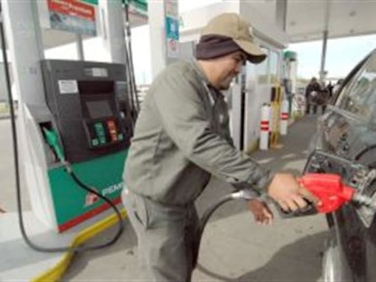 Alistan tercer aumento a la gasolina