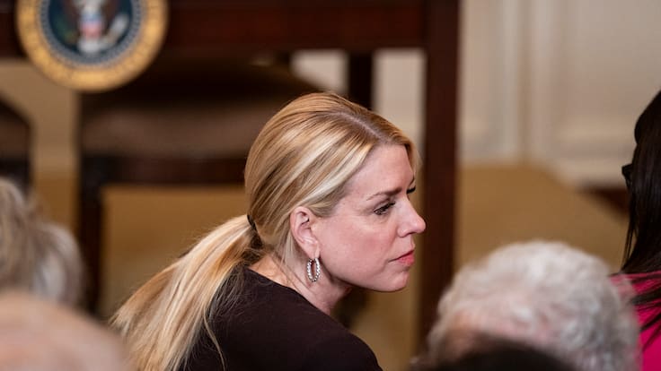 Despido de Pam Bondi como fiscal general: causas, escándalo Epstein, ruptura con Trump y qué sigue tras su salida