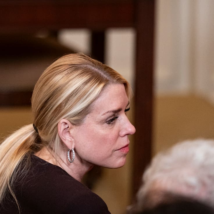 Despido de Pam Bondi como fiscal general: causas, escándalo Epstein, ruptura con Trump y qué sigue tras su salida