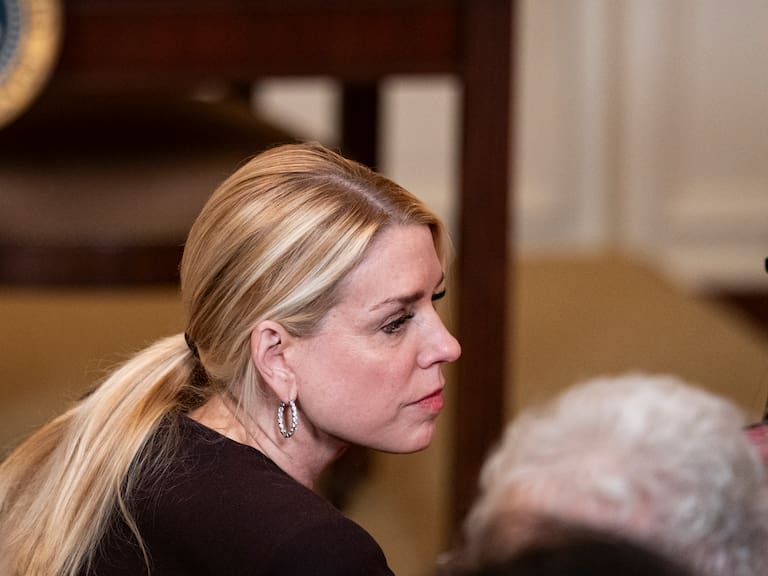 Mx - Despido de Pam Bondi como fiscal general: causas, escándalo Epstein, ruptura con Trump y qué sigue tras su salida. (Photo by Al Drago/Getty Images)